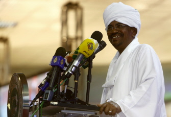 El presidente de Sudán, Omar al Bashir, se dirige al país tras su reelección por otros cinco años, en Jartum
