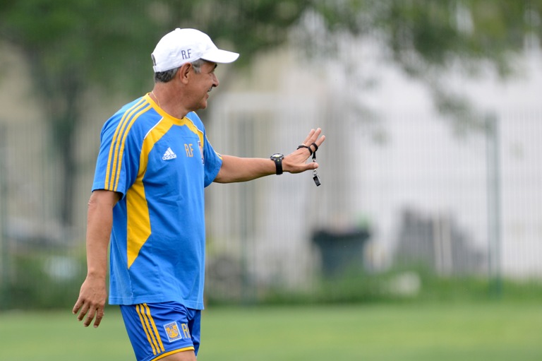 Ricardo Ferretti, entrenador de Tigres durante un entrenamiento