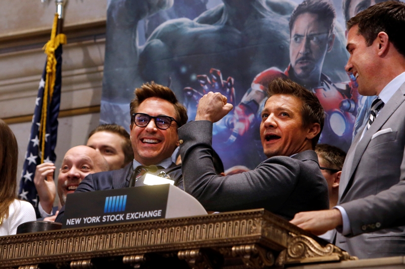 Robert Downey Jr. y Jeremy Renner en la Bolsa de Valores de Nueva York. 