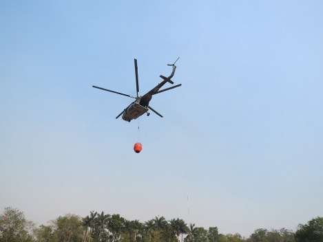 Desde el pasado sábado se realizan descargas de agua através de un helicóptero en la zona afectada. 