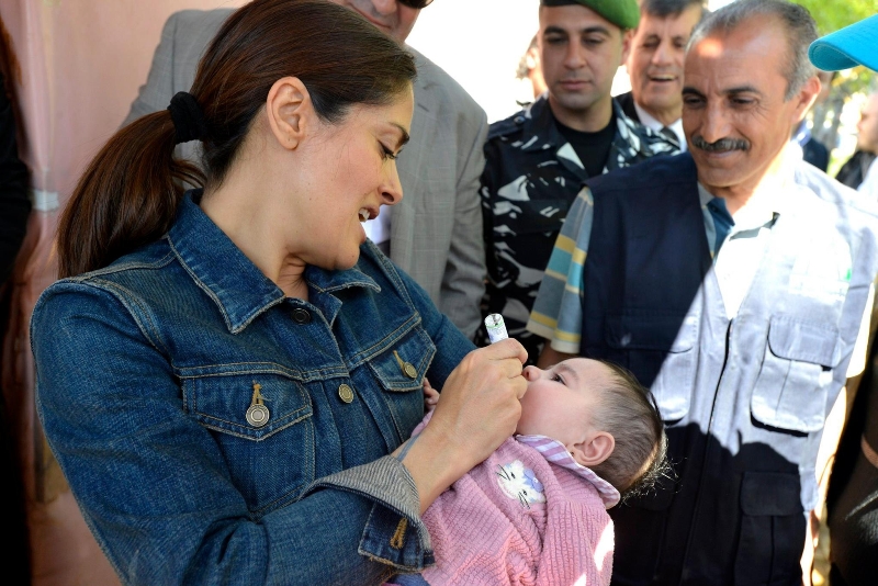 Salma Hayek atendió algunos niños. 
