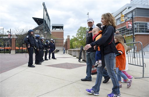 Aficionados no pudieron entrar al estadio de los Orioles 