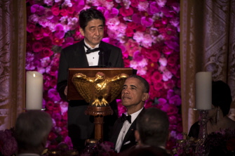 Barack Obama (d) escucha el discurso de Shinzo Abe, primer ministro de Japón, durante la cena de esta noche en la Casa Blanca