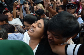 Brintha Sukumaran (c), hermana del convicto australiano Myuran Sukumaran, rota de dolor al llegar al puerto de Nusakambangan, en Cilalcap 