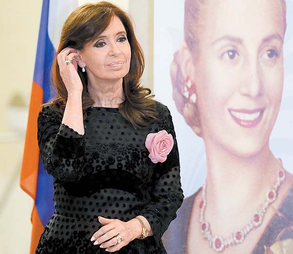 Decisiones de Kirchner para frenar la caída del "stock" de reservas monetarias.