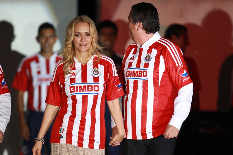 Jorge Vergara y Angélica Fuentes en un presentación del jersey de Chivas 