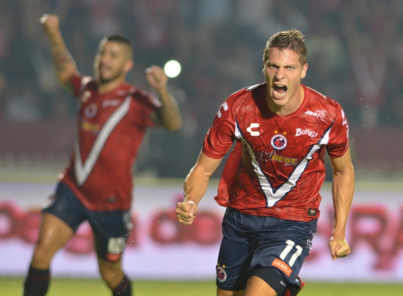 Julio Furch, atacante del Veracruz, festejando después de una anotación