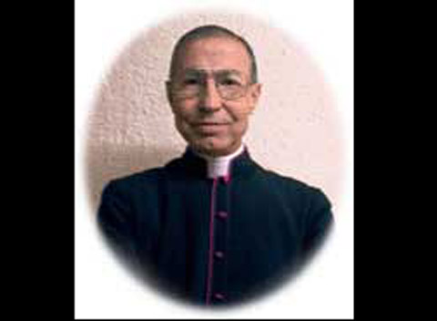 El estado de salud del sacerdote, de 79 años de edad, fue reportado como grave pero estable.