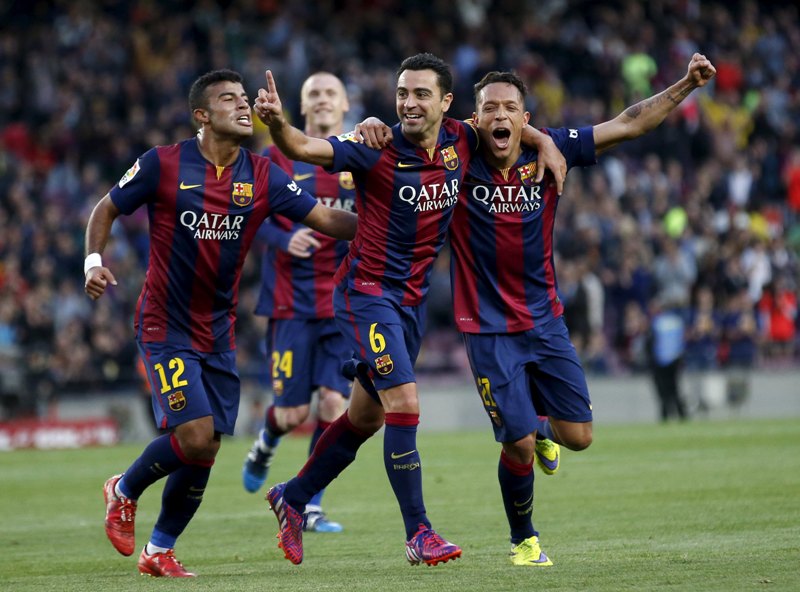 Xavi Hernandez, Neymar y Rafinha celebran el triunfo de su equipo 
