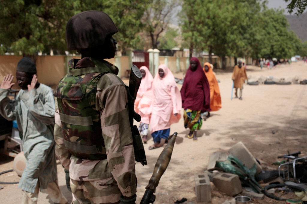 Civiles caminan cerca de un puesto militar colocado en Gwoza Nigeria, región liberada recientemente del grupo extremista Boko Haram