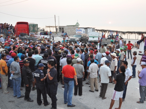 Detienen a ocho personas y quedan a disposición de la delegación de la Procuraduría General de la República en la capital del estado.