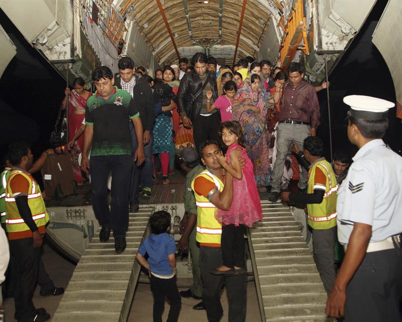 Evacuados del Tíbet afectados por el sismo del pasado sábado que azotó Nepal, a su llegada a la base aérea de Palam, Nueva Delhi