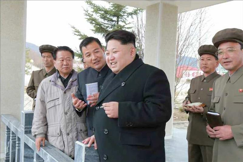 Kim Jong-un (c), durante una reciente visita a una planta hidráulica en la provincia de Ryanggang