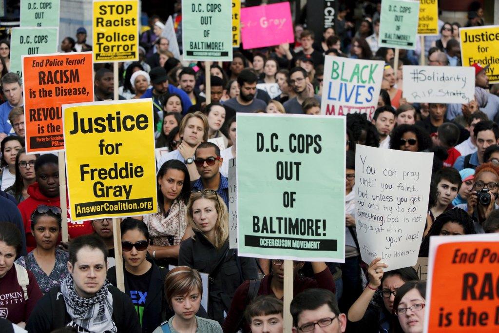 Los manifestantes exigieron justicia y demandaron parar el racismo policial.
