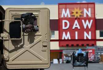 Miembros de la Guardia Nacional vigilan en Baltimore el Mondawmin Mall, unos almacenes que fueron asaltados el lunes 