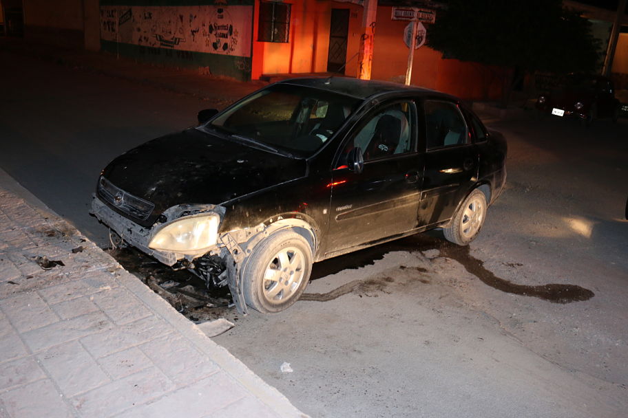 Se reportó un auto chocado y abandonado sobre la avenida Quetzal y calzada Valle Oriente de Torreón.