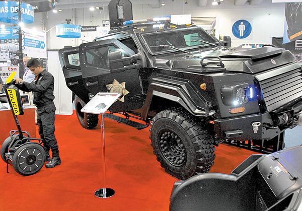 Uno de los vehículos blindados que forman parte de la Expo Seguridad 2015 que ayer fue inaugurada. 