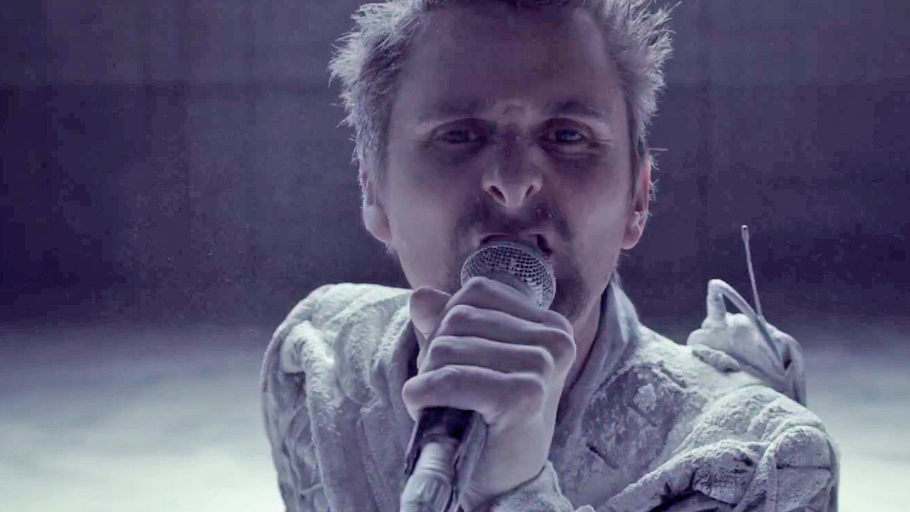 El video presenta a Muse tocando en una fosa mientras algunos bailarines muestran su destreza.