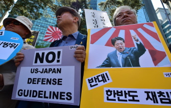 Activistas surcoreanos muestran pancartas contra el discurso de Shinzo Abe en el Congreso de EU, ante la embajada japonesa en Seúl