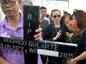 Angelita Muxfeldt (2d), prima del brasileño ejecutado, Rodrigo Gularte, llega a la morgue del hospital en Yakarta 