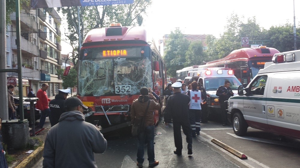 El choque entre un autobús que transportaba personal de Sedesol y un Metrobús en la colonia Narvarte, dejó 21 personas lesionadas. 