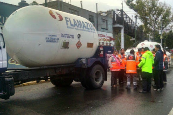 Elementos de Protección Civil instalaron puntos de revisión de pipas en Zaragoza, Vallejo, Insurgentes Norte y Eduardo Molina.