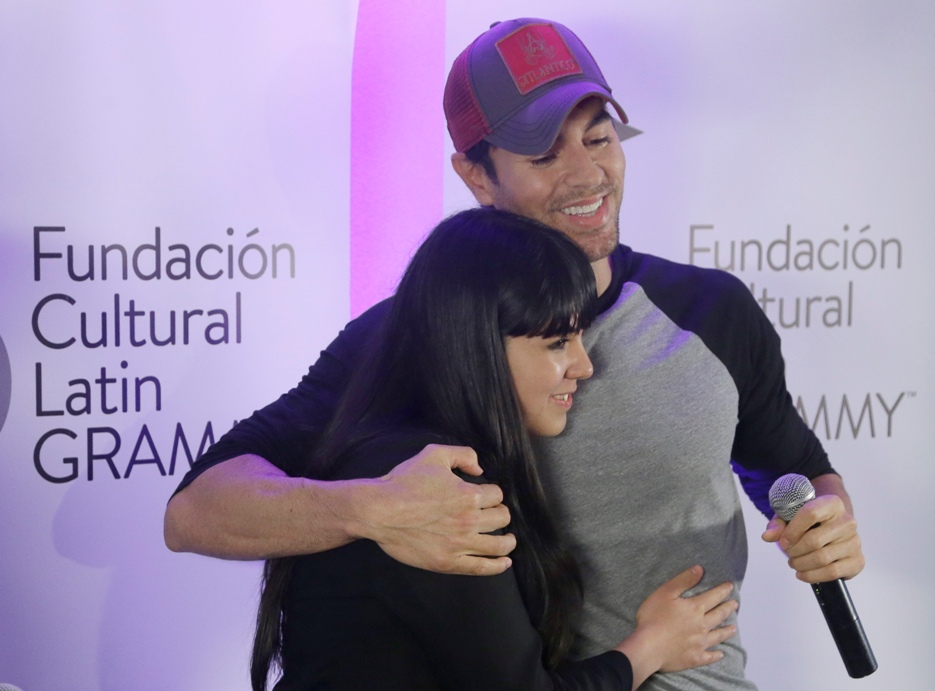 Enrique Iglesias junto a la afortunada ganadora. 