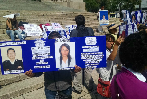 Familiares y amigos de personas desaparecidas recordaron a éstas en las escalinatas de la glorieta del Ángel de la Independencia.