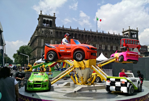 Juegos mecánicos son parte de los atractivos de la feria que el gobierno capitalino instaló en el Zócalo, con motivo del Día del Niño.