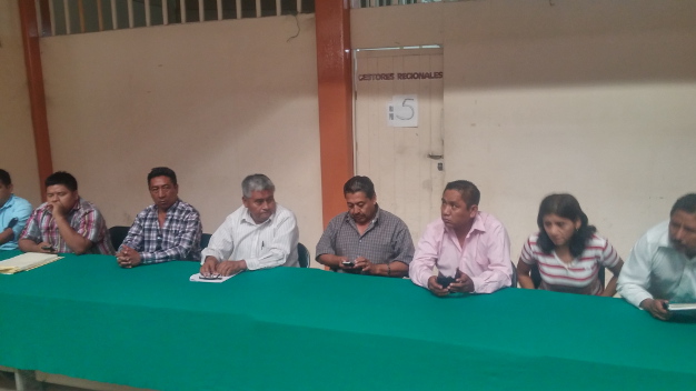 Los maestros ofrecieron una conferencia para hablar del debate de los candidatos. 