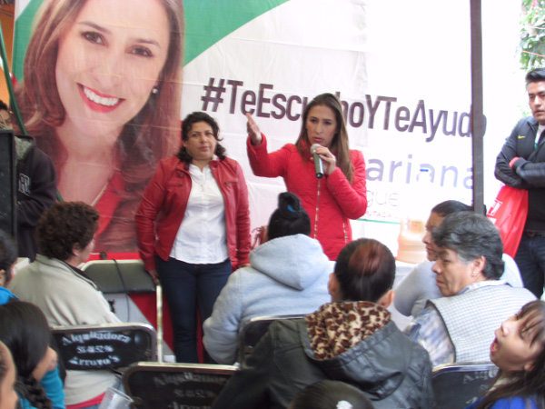Mariana Moguel Robles en reunión con vecinos de la colonia Ampliación Selene de Tláhuac.