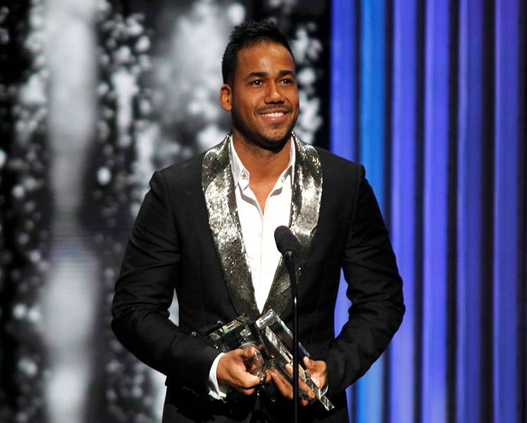 Romeo Santos con sus premios. 