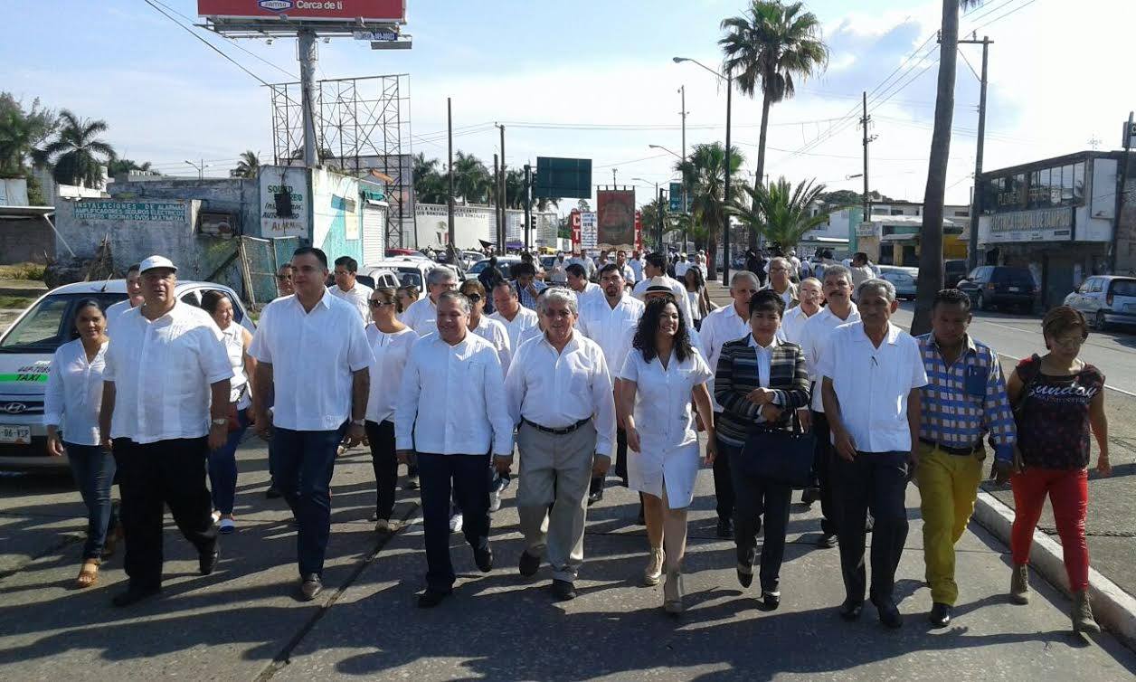 El alcalde de Tampico encabezó el desfile, acompañado de otros funcionarios.