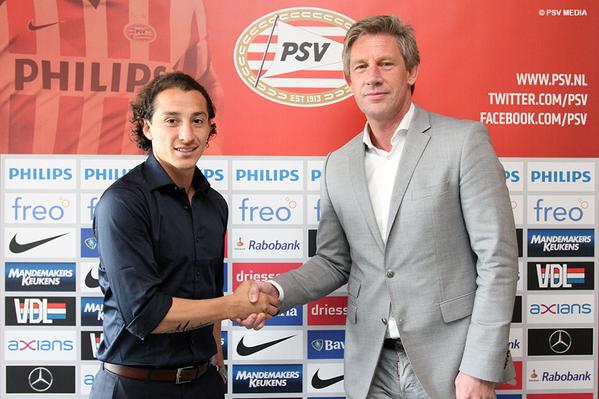 Andrés Guardado saluda a Marcel Brands, Director Deportivo del PSV 