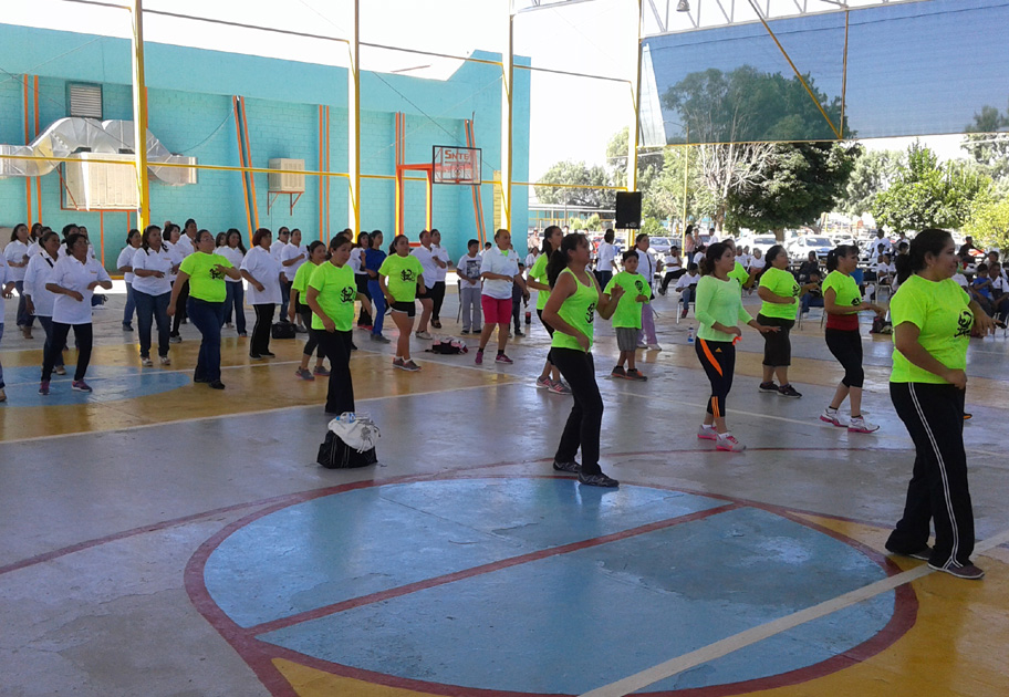 En las canchas de usos múltiples del centro recreativo, se llevó a cabo una actividad aeróbica dirigida por la educadora Griselda González. 