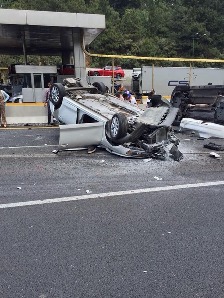 Embiste tráiler a automóviles en la carretera México-Toluca