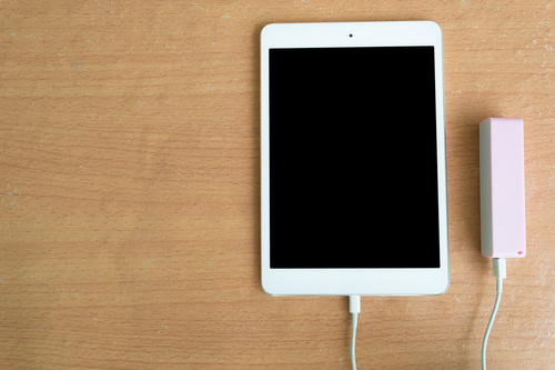 Las entregas de tabletas y dispositivos "dos en uno", que combinan tabletas y computadoras portátiles, cayeron a 47,1 millones, casi un 6%