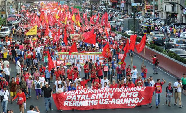 En Filipinas, los trabajadores exigen mejores salarios y crear más puestos de trabajo.