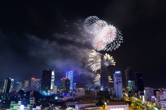 Los fuegos artificiales iluminan la noche de la Ciudad Ho Chi Minh, antigua Saigón, como parte de las celebraciones por su caída