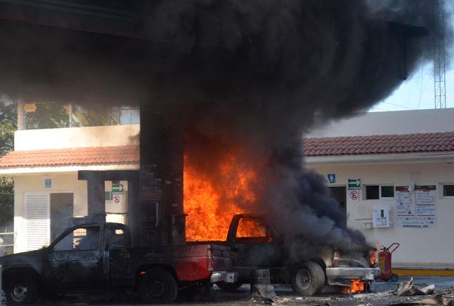 Gasolineras también fueron incendiadas.