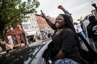 Manifestantes muestran su apoyo a la fiscal de Maryland, Marilyn Mosby, por su inculpación a los policías implicados en la muerte de Freddie Gray