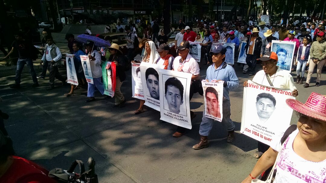 Marchan padres de los 43 normalistas desaparecidos sobre avenida Reforma