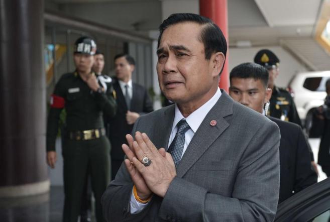 El primer ministro de Tailandia, general Prayuth Chan-o-cha, hace un saludo tradicional en Bangkok