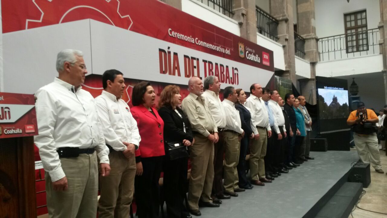 Rubén Moreira encabezó la ceremonia de conmemoración del Día del Trabajo en el Palacio de Gobierno de Coahuila.