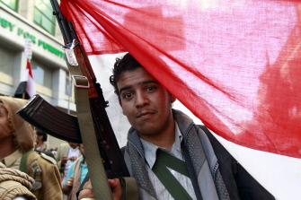Un seguidor del movimiento rebelde chiita hutí toma parte en una marcha en la capital Saná, contra la ofensiva liderada por Arabia Saudí