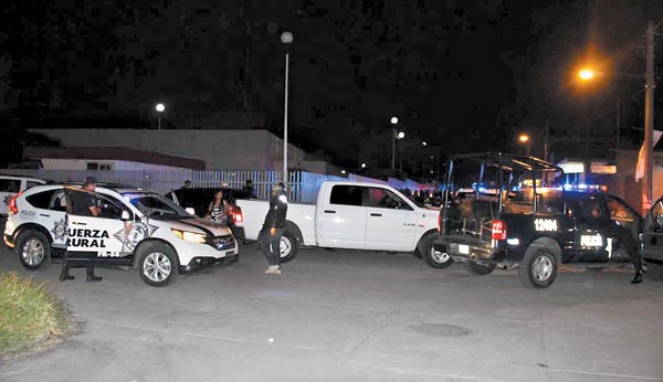 Agentes a las afueras del nosocomio de donde fue sustraído el presunto criminal. 