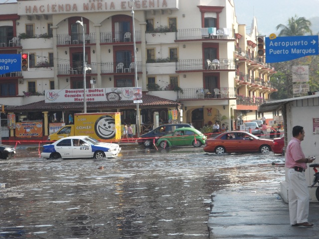El mar inundó las principales vialidades de Acapulco