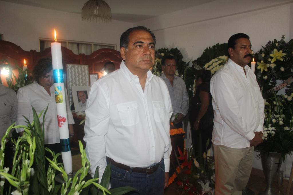 Encabezan la guardia de honor en torno al féretro de Ulises Fabián, Héctor Astudillo Flores, candidato a gobernador y el dirigente estatal del PRI, Cu