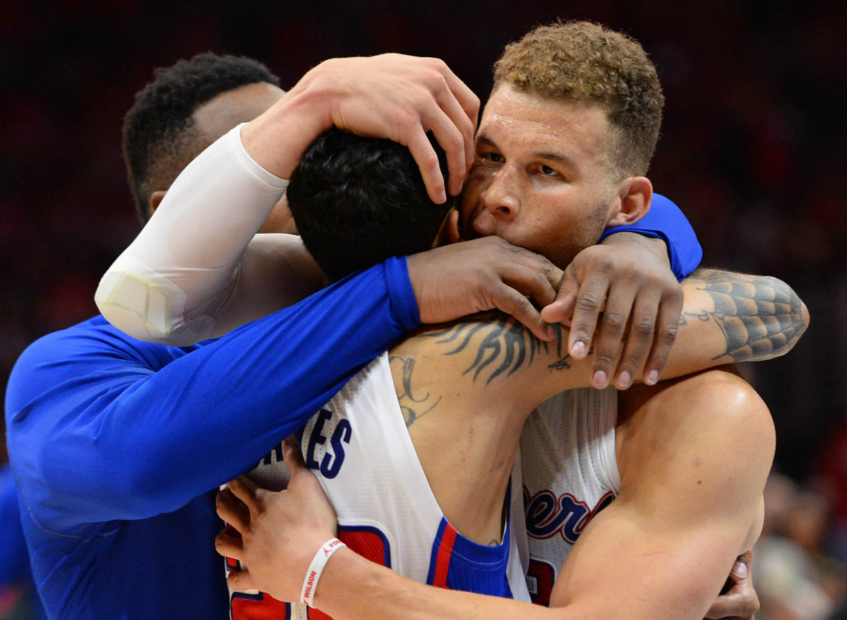 Glen Davis, Blake Griffin y Matt Barnes celebran la victoria 