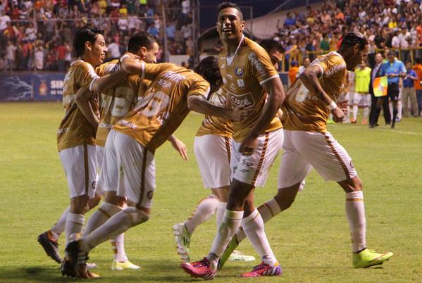 Jugadores de Dorados celebran anotación 